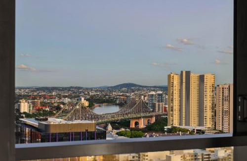 Fortitude Valley Apartment | Fortitude Valley 3-Bed, Top Floor and Bridge View