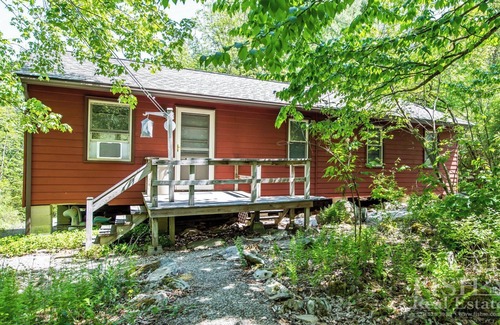 Laporte House | "Fountain Cottage" offers a large deck to enjoy your afternoon at Lake Mokoma