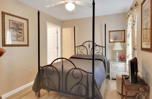 Wildwood House | Fountain Motel Townhouse with Shared Pool