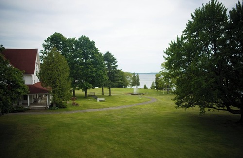 Lake Leelanau Resort | Fountain Point - Hotel Room 1