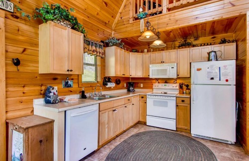 Gatlinburg - Pigeon Forge House | Four Bears Barn Cabin