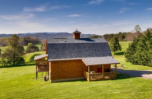 Gatlinburg - Pigeon Forge House | Four Bears Barn Cabin