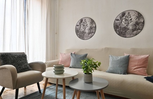 Malasana Apartment | Four Bedroom Apartment in the Bohemian Neighborhood of Malasaña VLD13