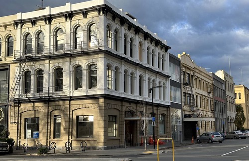 Dunedin City Centre Apartment | Four bedroom apartment over looking queens gardens