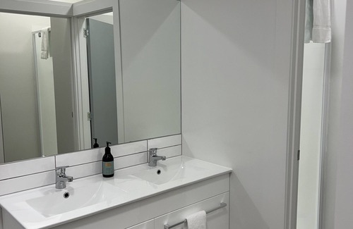 Dunedin City Centre Apartment | Four bedroom apartment over looking queens gardens