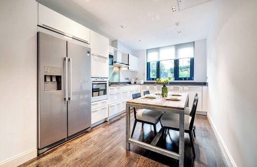 Camden Town with Primrose Hill House | Four Bedroom Dream and Graeat WiFi