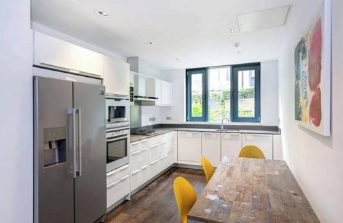 Camden Town with Primrose Hill House | Four Bedroom Dream and Graeat WiFi