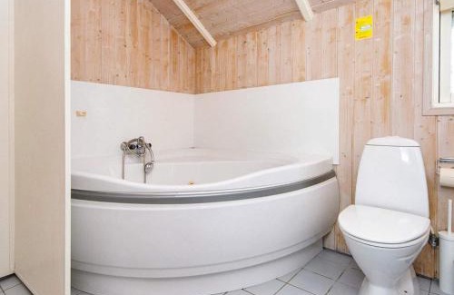 Ronde House | Four-Bedroom Holiday home in Rønde 1