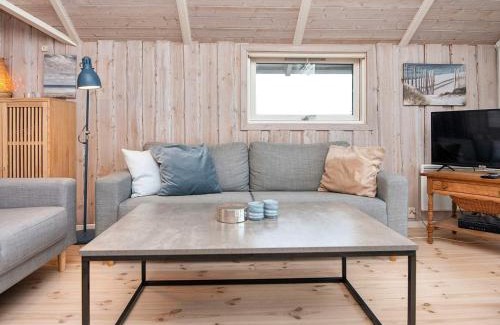 Ronde House | Four-Bedroom Holiday home in Rønde 1