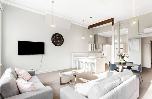 Dunedin City Centre Apartment | Four Bedrooms Over Looking Queens Gardens