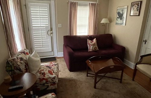Jefferson Park Avenue Apartment | Four blocks to UVA, Scott Stadium. Two blocks to restaurants, free trolley stop.