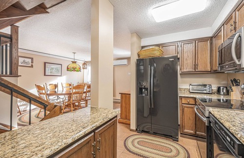 Blakeslee House | Four Hooppole South G6 | Lakefront Views + Access to Beach Area & Dock!