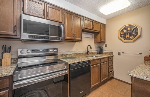 Blakeslee House | Four Hooppole South G6 | Lakefront Views + Access to Beach Area & Dock!