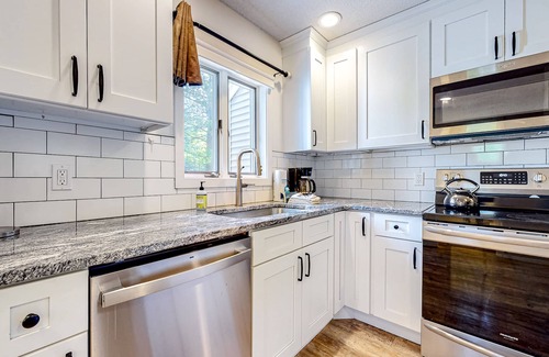 Bartlett Condo | Four-level condo near Story Land w/mtn views, private washer/dryer, & gas grill