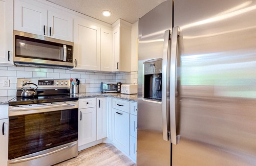 Bartlett Condo | Four-level condo near Story Land w/mtn views, private washer/dryer, & gas grill