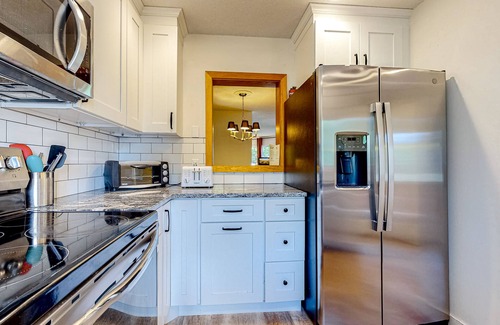 Bartlett Condo | Four-level condo near Story Land w/mtn views, private washer/dryer, & gas grill