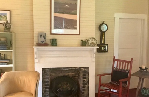 Saluda House | FOUR NIGHT MINIMUM Historic 2BR 1BA Cottage walk to Downtown Saluda
