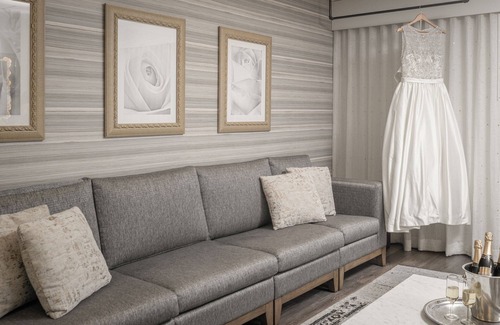 Brown Deer Hotel | Four Points by Sheraton Milwaukee North Shore