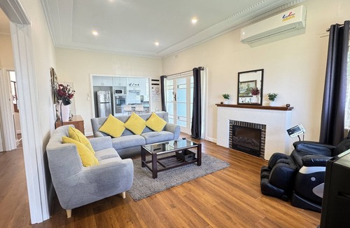 Bentleigh House | Four Season Home 家四季 - Large house for big groups, close drive to the beach!