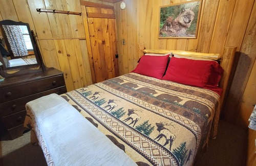 Arbor Vitae Cabin | Four Season Three Bedroom Cabin with private dock, firepit, kayaks/paddle boards