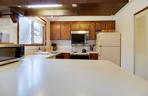 Sisters Condo | Fourth Sister Getaway Condo 2 bdrm 2 bth sleeps 6, fireplace, community pool/spa