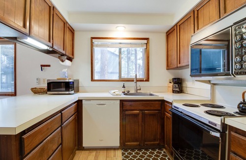 Sisters Condo | Fourth Sister Getaway Condo 2 bdrm 2 bth sleeps 6, fireplace, community pool/spa