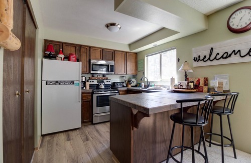 Sisters Condo | Fourth Sisters Hideaway Condo 2 bdrm 2 bath fireplace, clubhouse, pool & spa