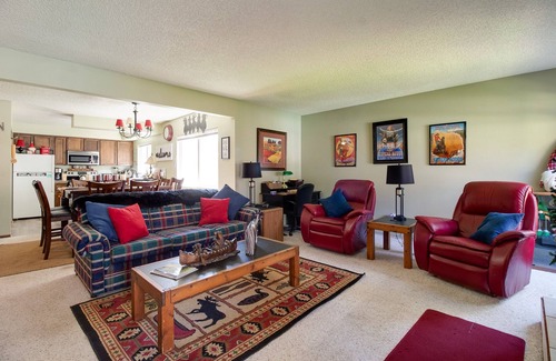 Sisters Condo | Fourth Sisters Hideaway Condo 2 bdrm 2 bath fireplace, clubhouse, pool & spa
