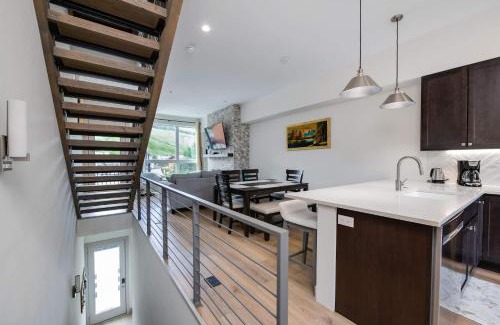 Silverthorne House | Fourth Street Crossing Traverse Townhome: Stylish Retreat
