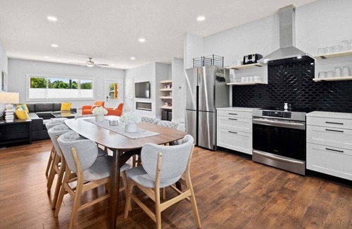 Woodfin House | Fox Den 4 Suites, 2 EV chargers near Asheville, pets OK, free Biltmore pass, fast internet