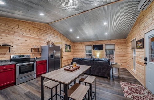 Fort Payne Cabin | Fox Hole-cozy cabin in the woods w/hot tub & fire pit