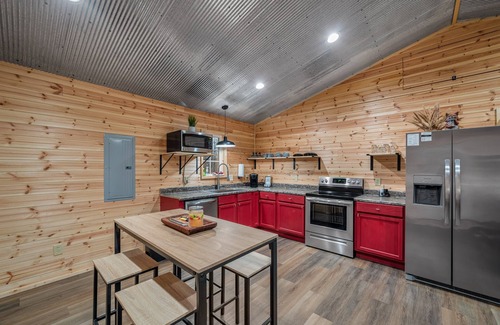 Fort Payne Cabin | Fox Hole-cozy cabin in the woods w/hot tub & fire pit