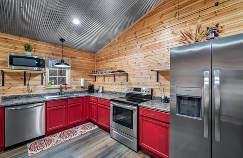 Fort Payne Cabin | Fox Hole-cozy cabin in the woods w/hot tub & fire pit