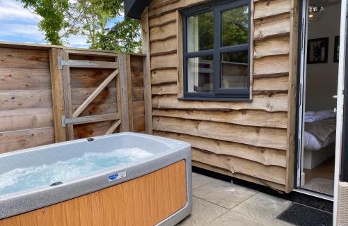 Cupar House | Fox Lodge with Hot Tub