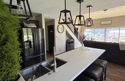 Oshkosh House | Fox River Townhouse- 3 Miles from EAA Grounds