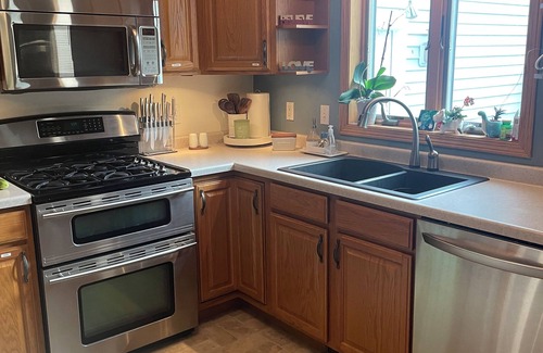 Neenah House | Fox valley home - 30 min drive to Lambeau Field
