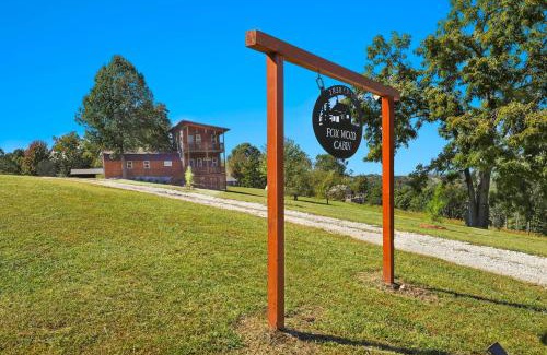 Eureka Springs House | Fox Wood Cabin-hot Tub Family-friendly, 50 Acres