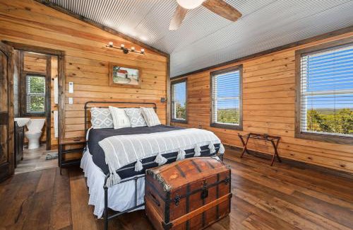 Eureka Springs House | Fox Wood Cabin-hot Tub Family-friendly, 50 Acres