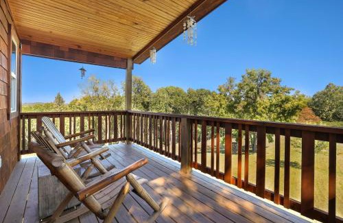Eureka Springs House | Fox Wood Cabin-hot Tub Family-friendly, 50 Acres