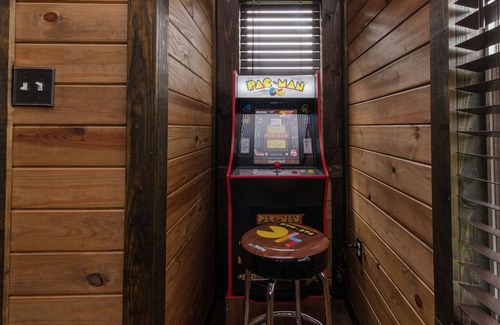 Eureka Springs Cabin | Fox Wood Cabin Secluded with Hot Tub/ family friendly
