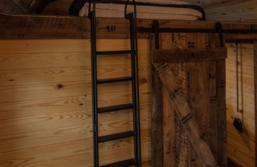 Eureka Springs Cabin | Fox Wood Cabin Secluded with Hot Tub/ family friendly