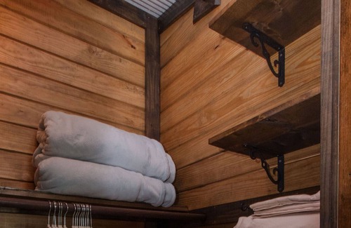 Eureka Springs Cabin | Fox Wood Cabin Secluded with Hot Tub/ family friendly