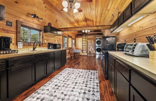 Eureka Springs Cabin | Fox Wood Cabin w/Hot Tub, family-friendly 50 acres, hot tub, three decks, only 15 min to downtown Eureka
