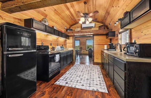 Eureka Springs Cabin | Fox Wood Cabin w/Hot Tub, family-friendly 50 acres, hot tub, three decks, only 15 min to downtown Eureka