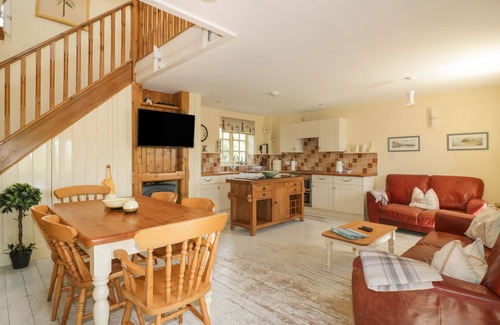 Gorran Cottage | FOXES DEN, pet friendly, with hot tub in Gorran Haven