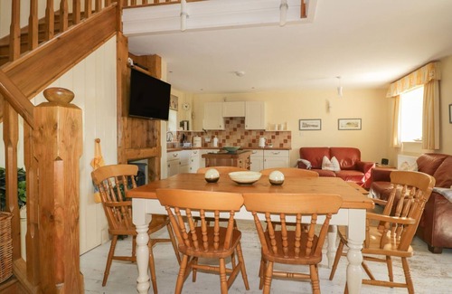 Gorran Cottage | FOXES DEN, pet friendly, with hot tub in Gorran Haven