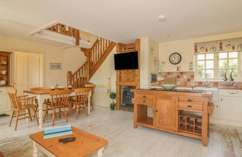 Gorran Cottage | FOXES DEN, pet friendly, with hot tub in Gorran Haven