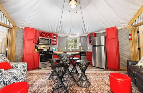 Bryson City Cabin | Foxfire, Luxury 2BD 2BA Authentic Safari Tent, Upscale GLAMPING among the Trees