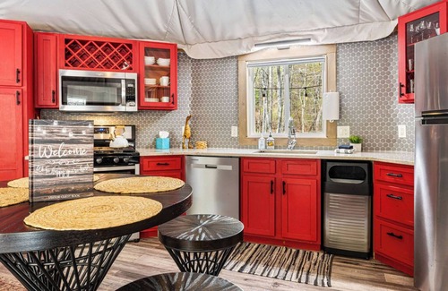 Bryson City Cabin | Foxfire, Luxury 2BD 2BA Authentic Safari Tent, Upscale GLAMPING among the Trees
