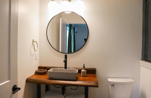 Gold Beach Hotel | Foxglove Suite at The Wildflower Inn